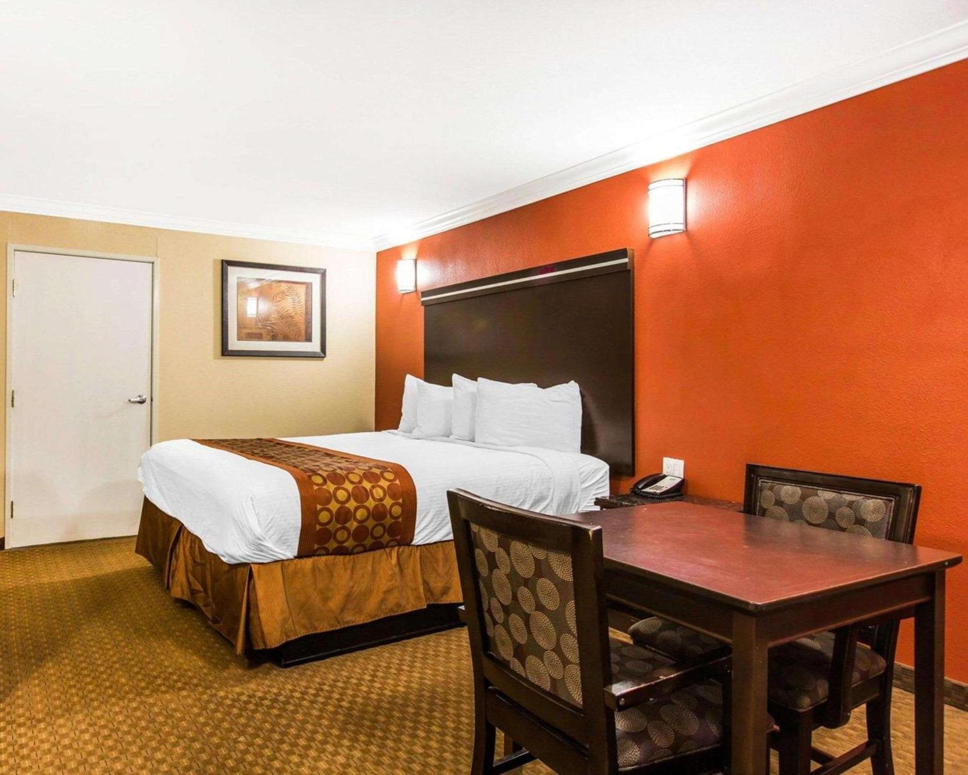 Rodeway Inn & Suites Corona photo 11