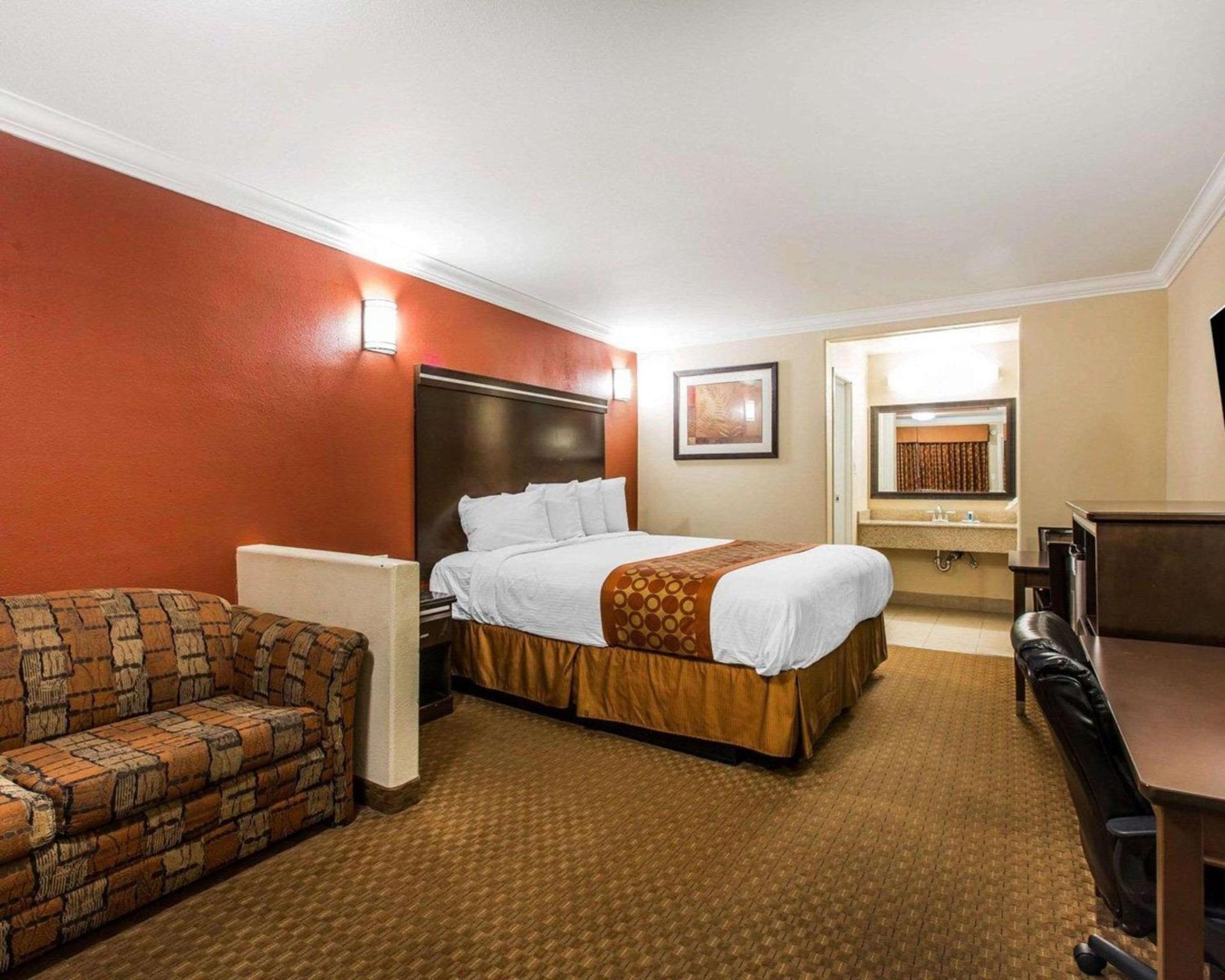 Rodeway Inn & Suites Corona photo 8