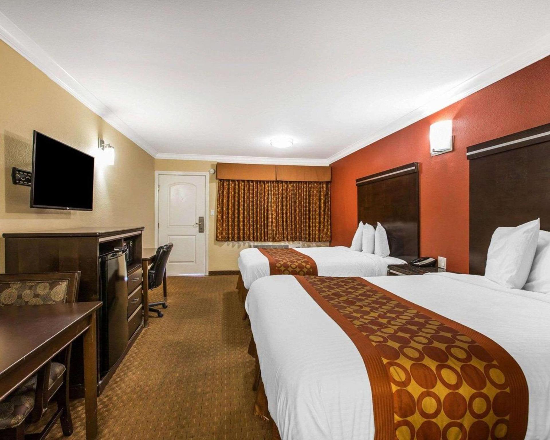 Rodeway Inn & Suites Corona photo 9