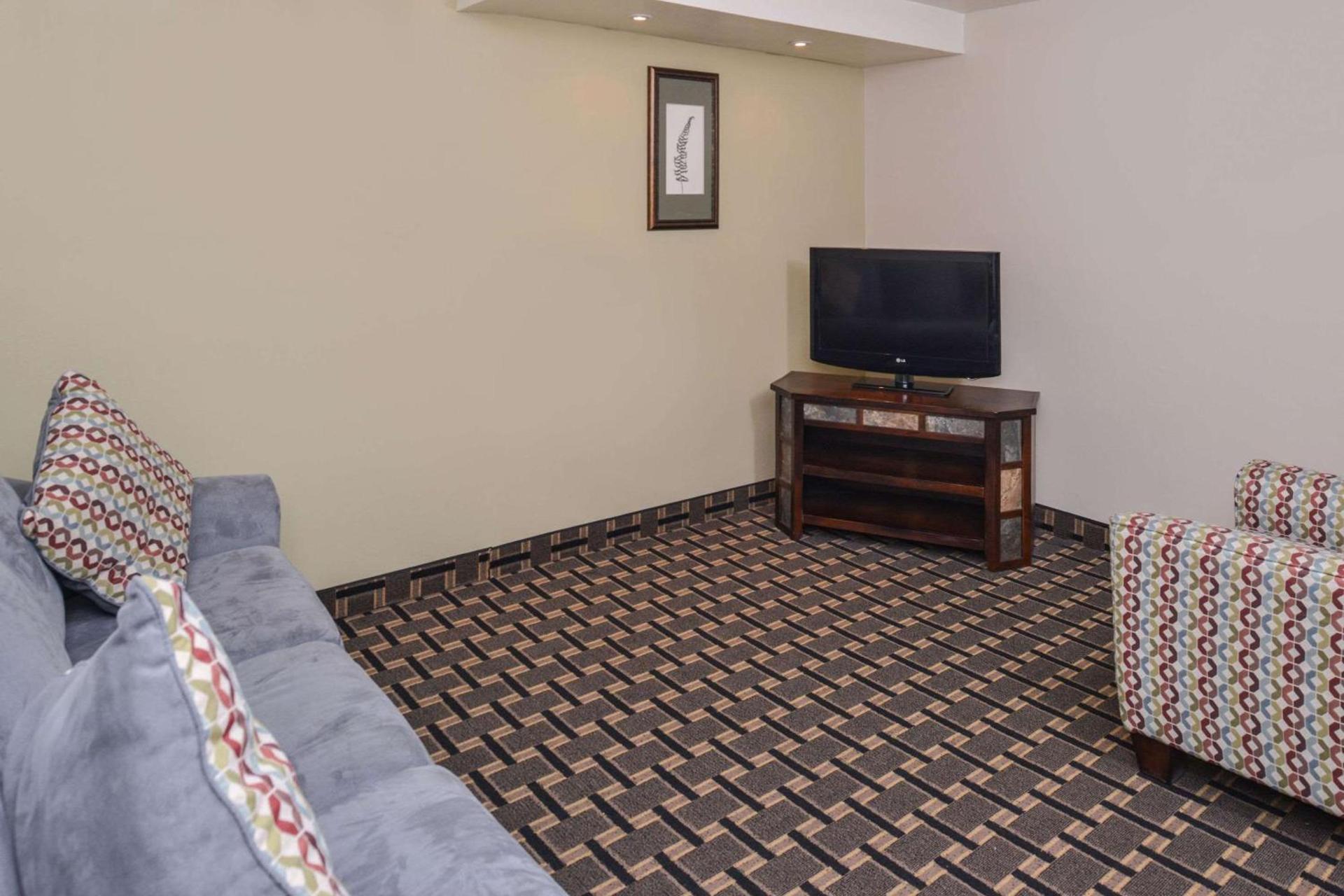 Quality Inn & Suites Montebello - Los Angeles photo 21