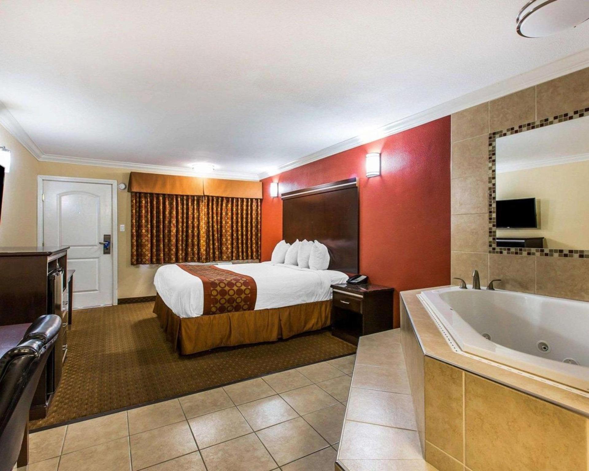 Rodeway Inn & Suites Corona photo 5