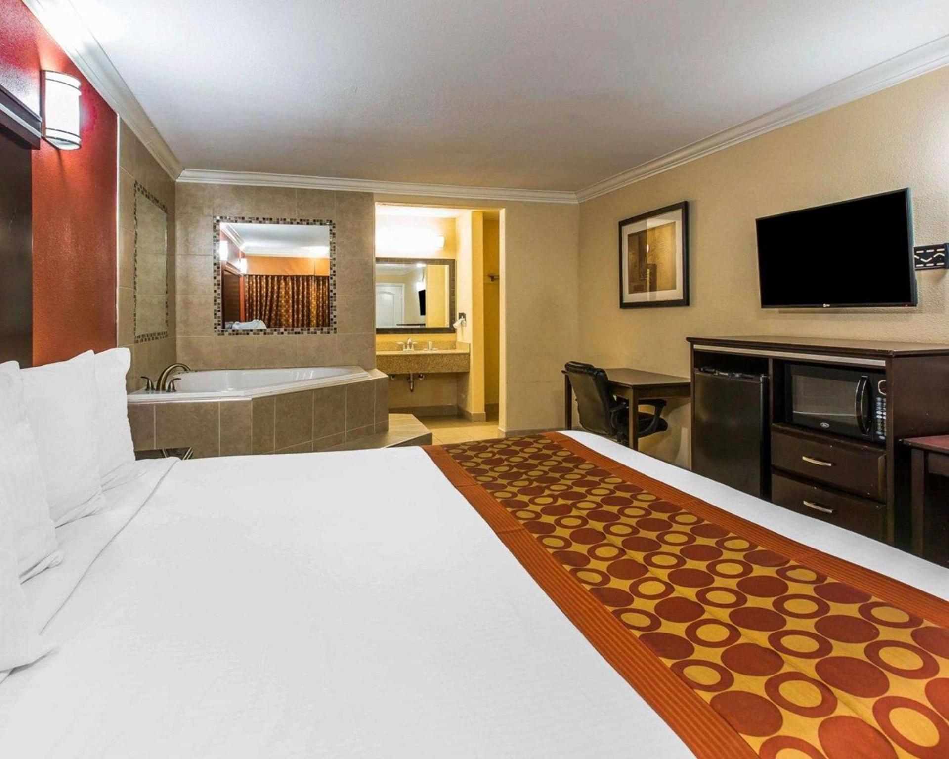 Rodeway Inn & Suites Corona photo 4