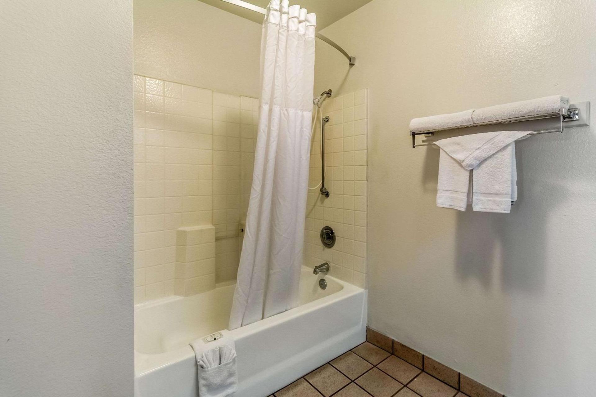 Quality Inn Fresno Near University photo 11