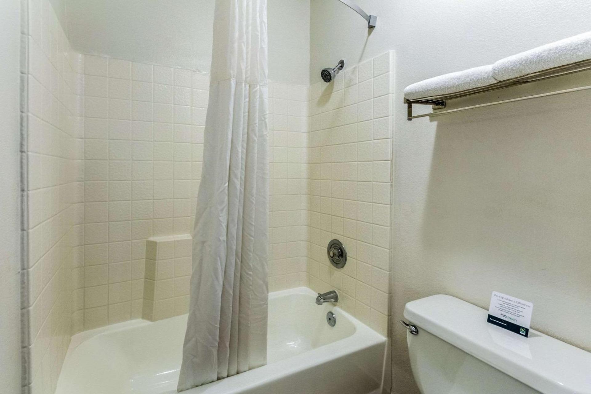 Quality Inn Fresno Near University photo 27