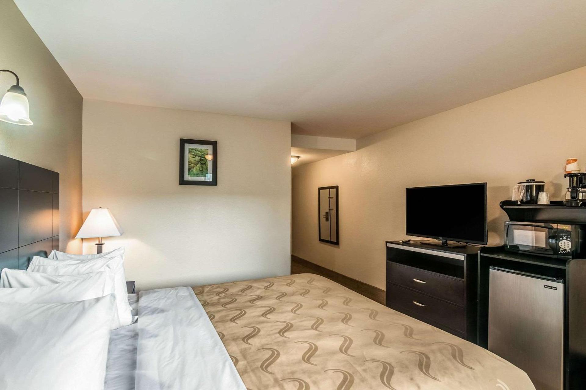 Quality Inn & Suites near Downtown Bakersfield photo 8