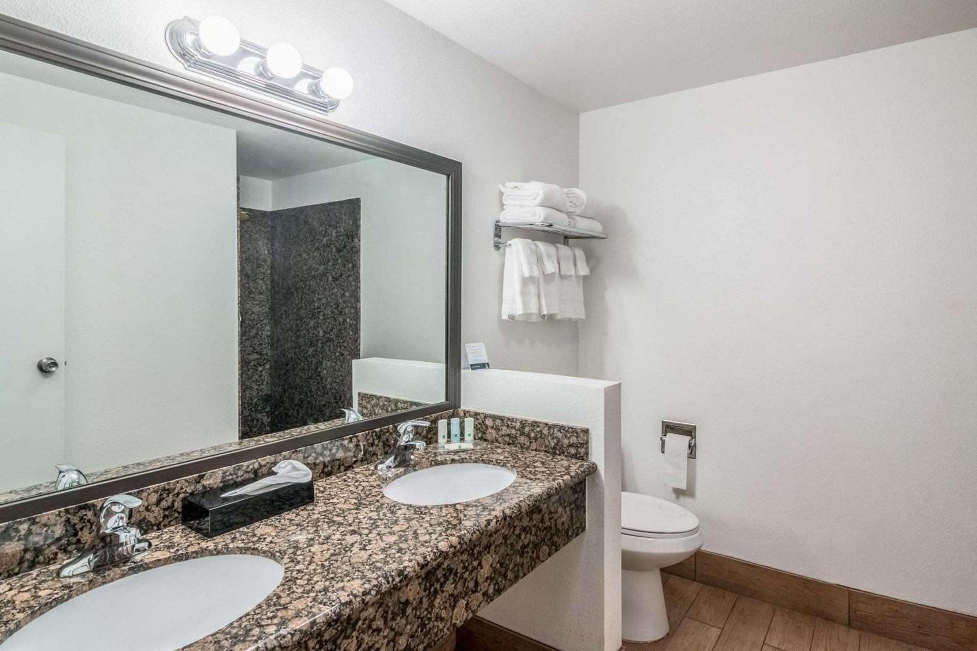 Quality Inn & Suites near Downtown Bakersfield photo 16