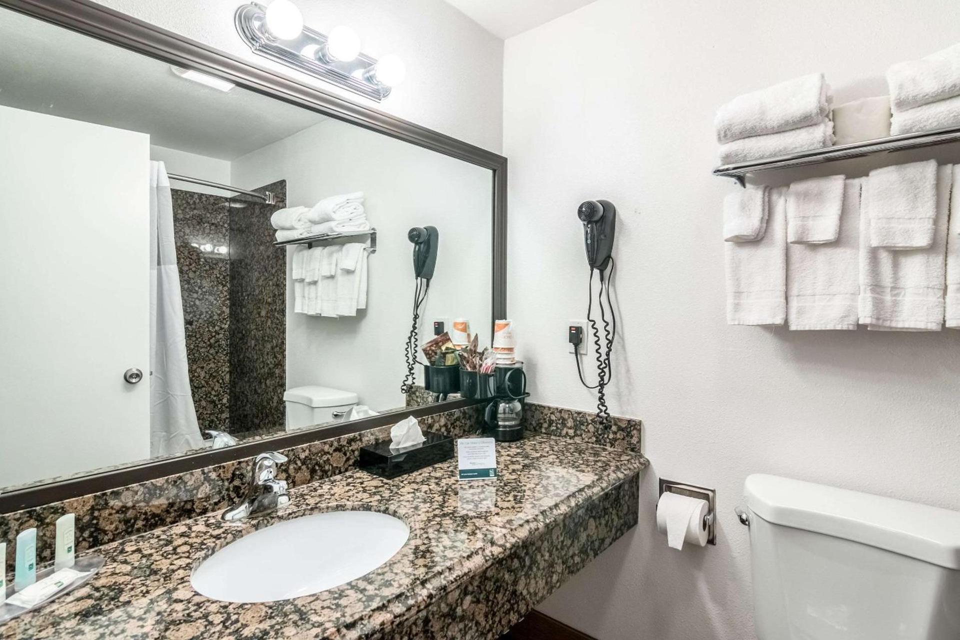 Quality Inn & Suites near Downtown Bakersfield photo 37