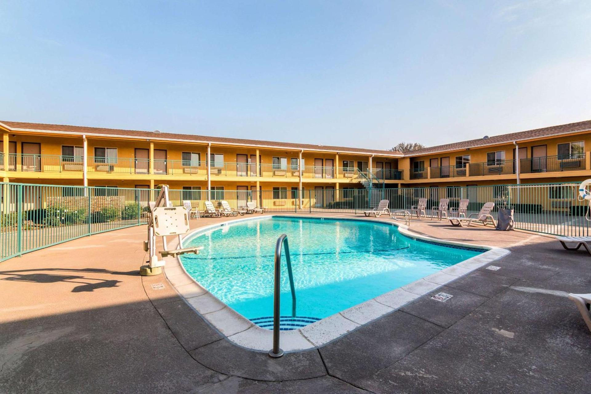 Quality Inn & Suites near Downtown Bakersfield photo 23