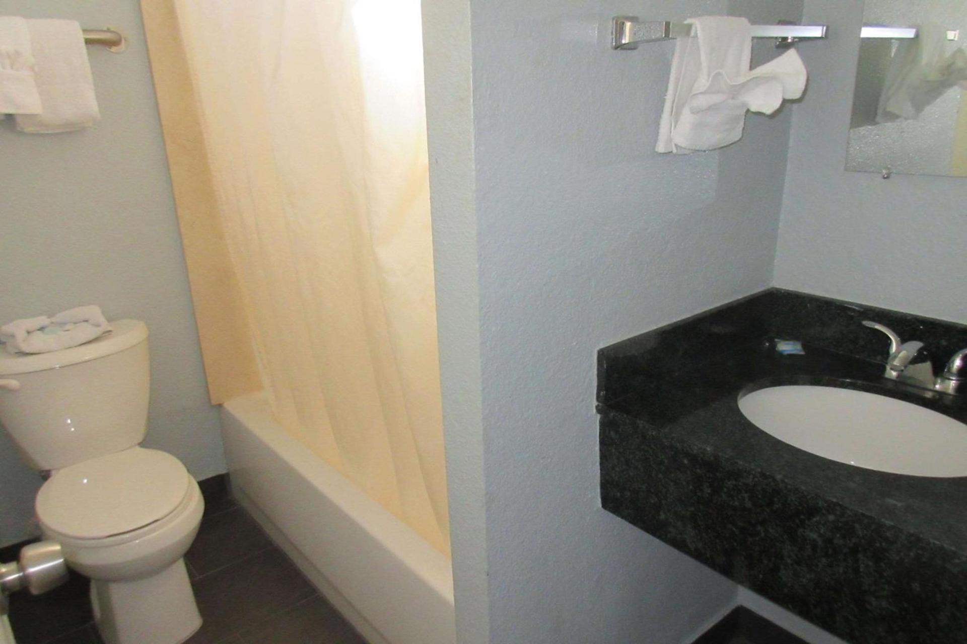 Rodeway Inn San Pablo Hilltop photo 7