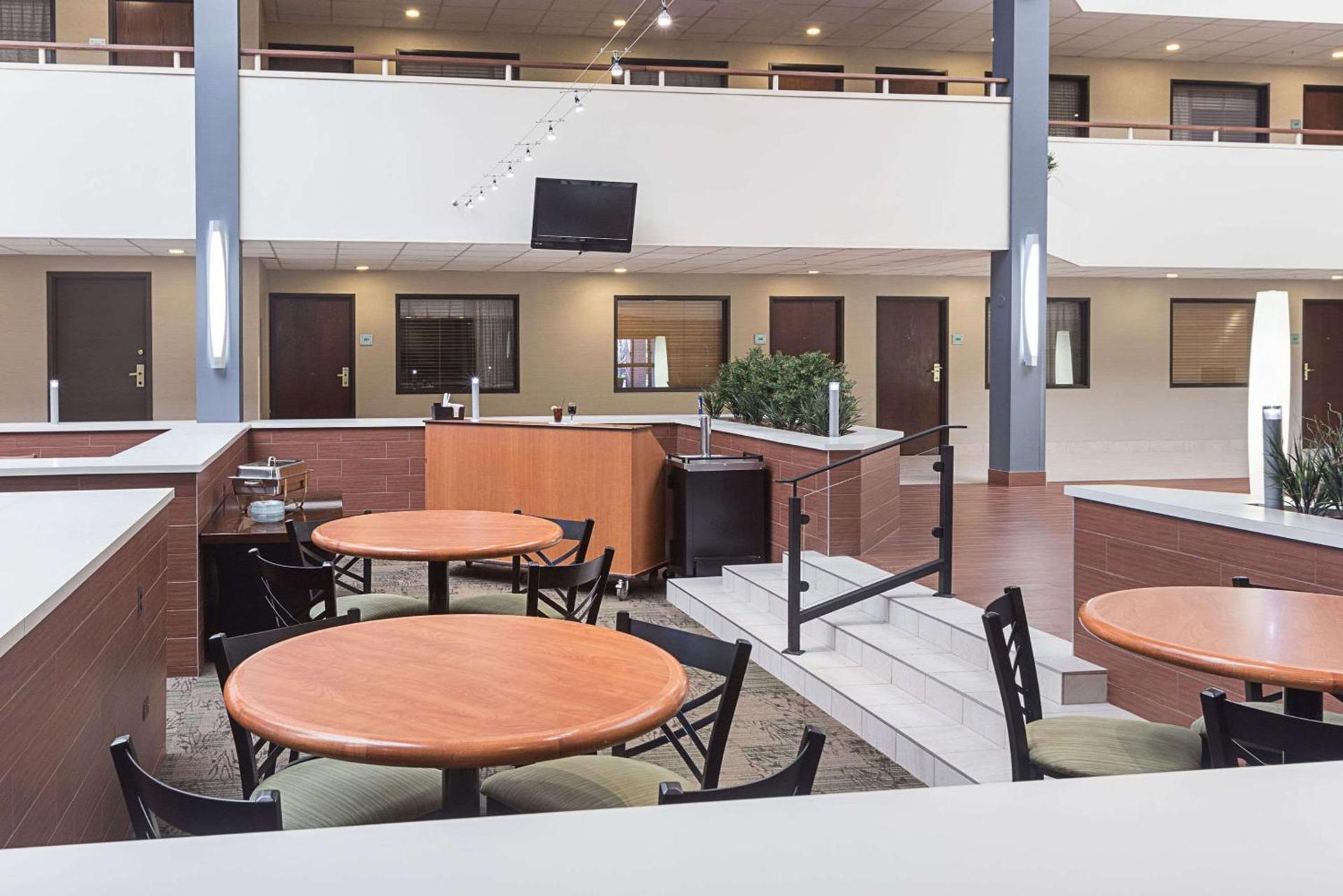 Quality Suites Lansing West photo 10