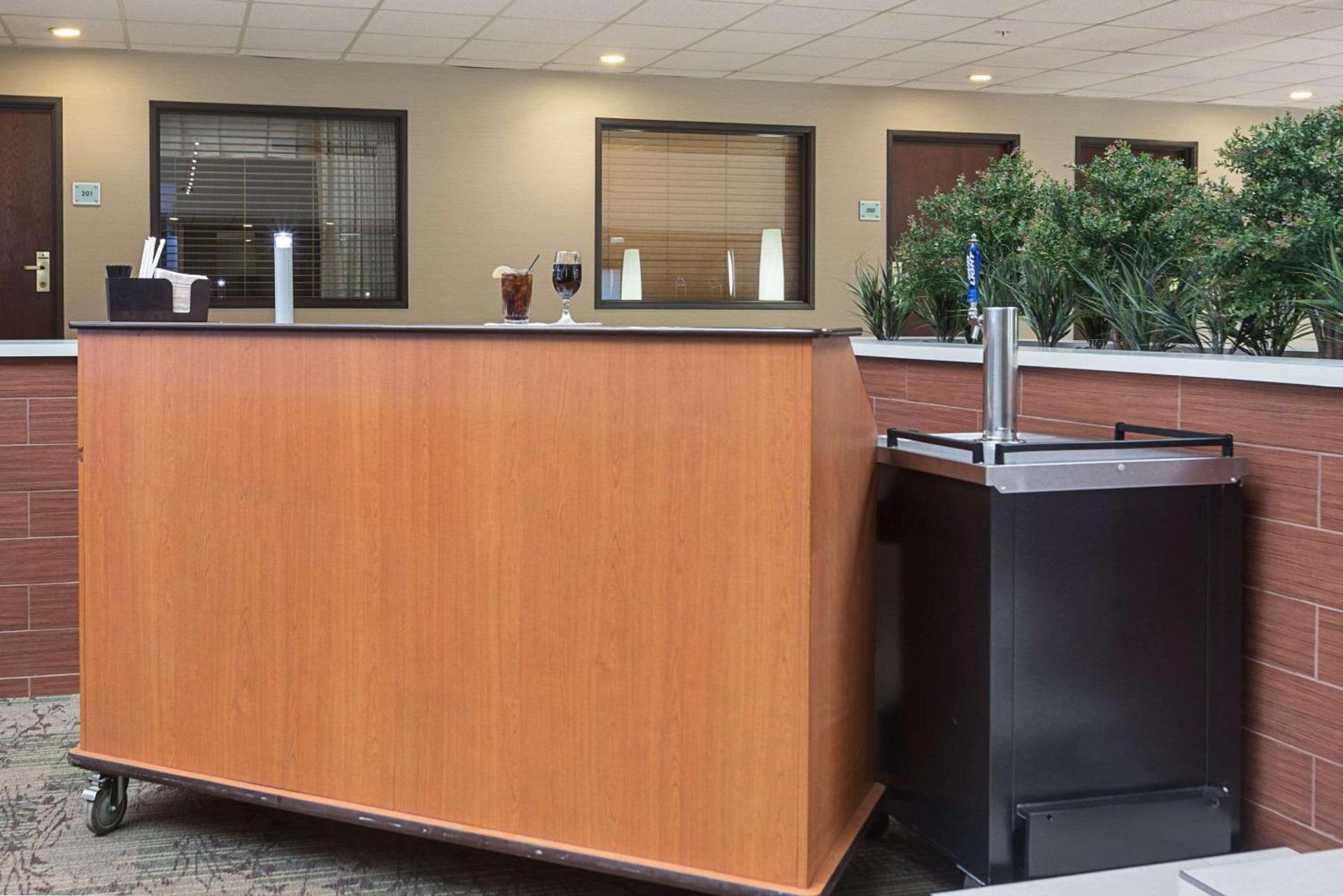 Quality Suites Lansing West photo 9