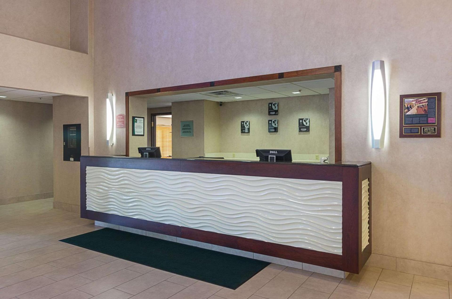 Quality Suites Lansing West photo 8