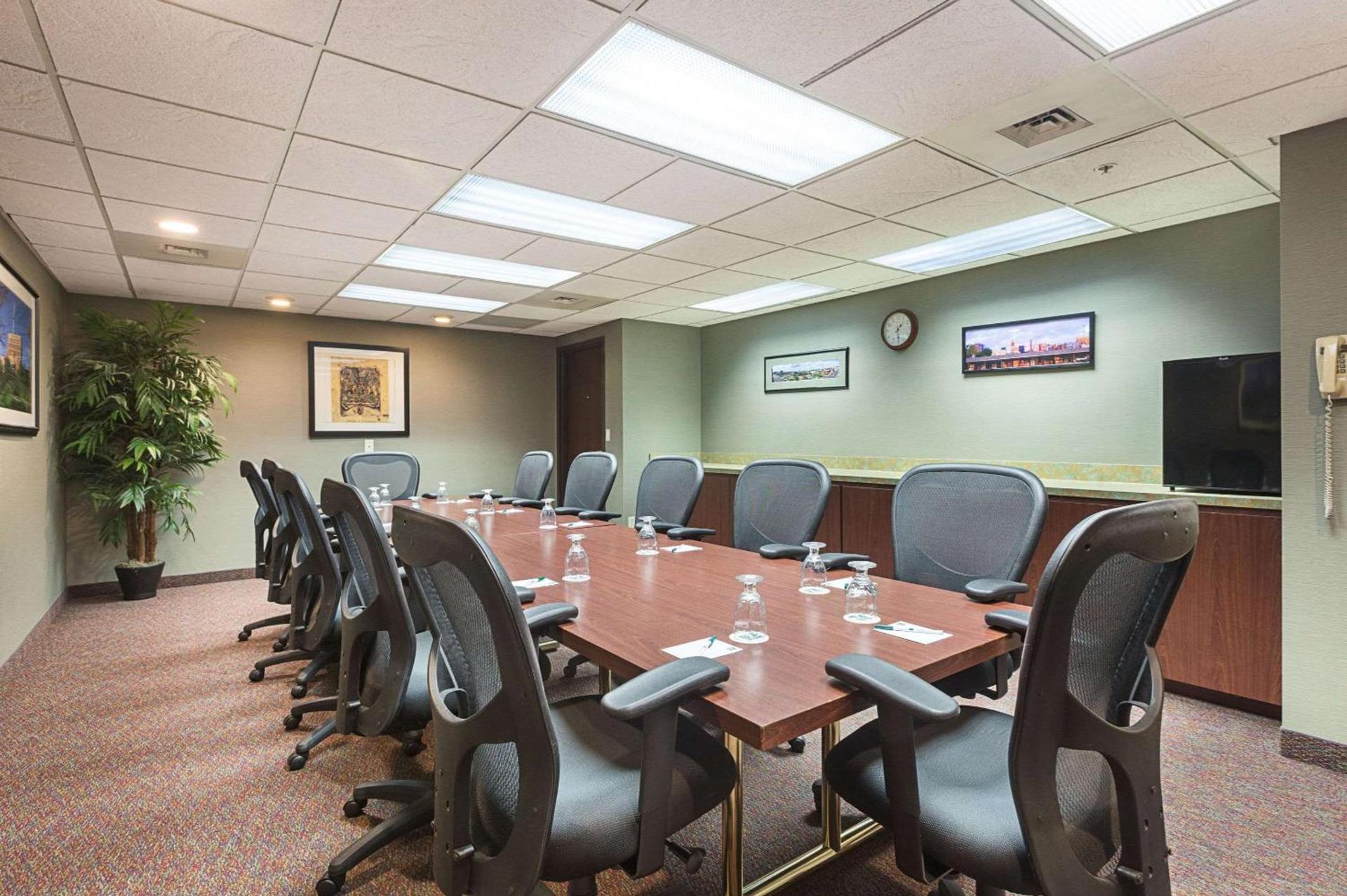 Quality Suites Lansing West photo 33