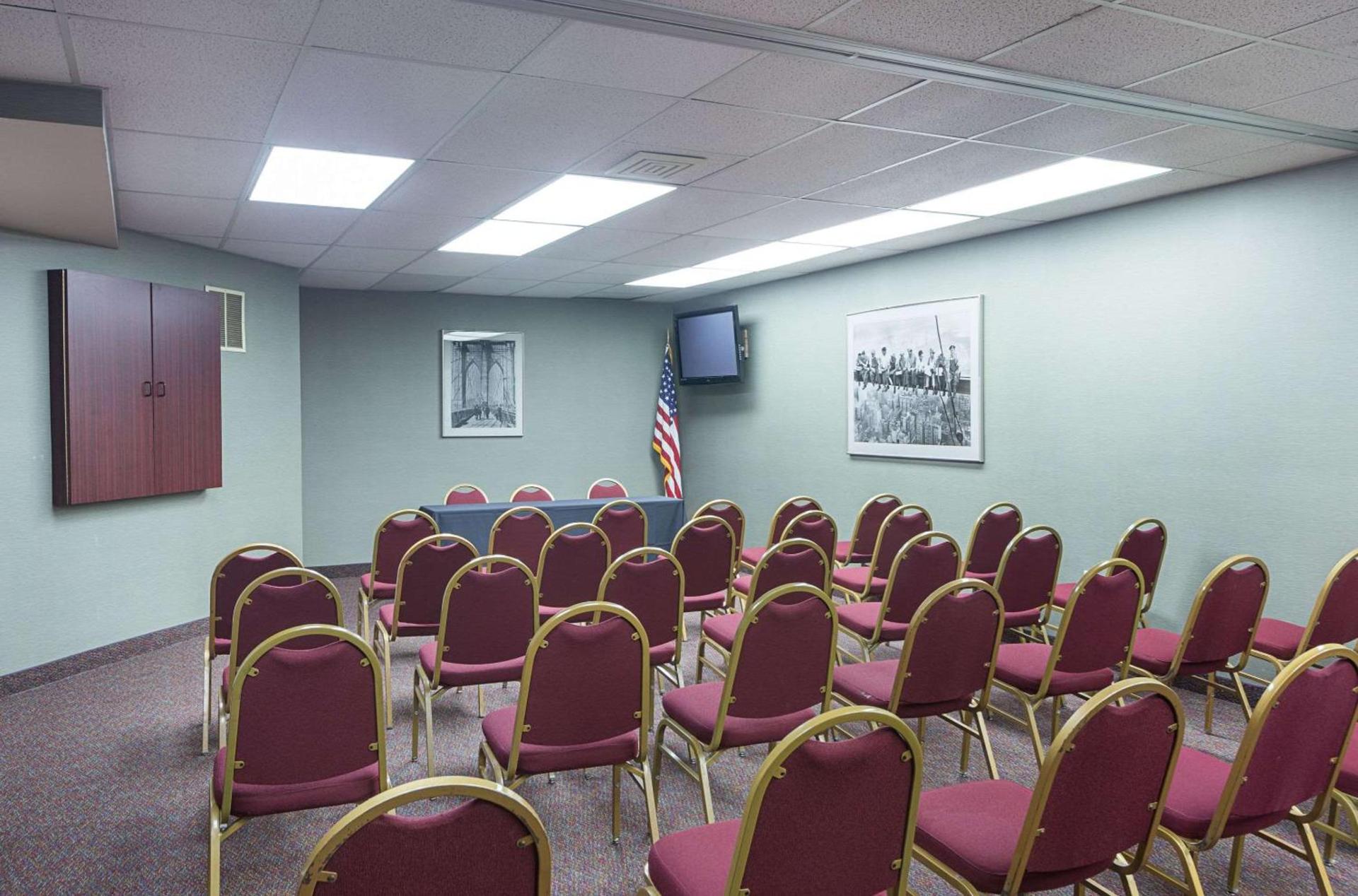 Quality Suites Lansing West photo 32