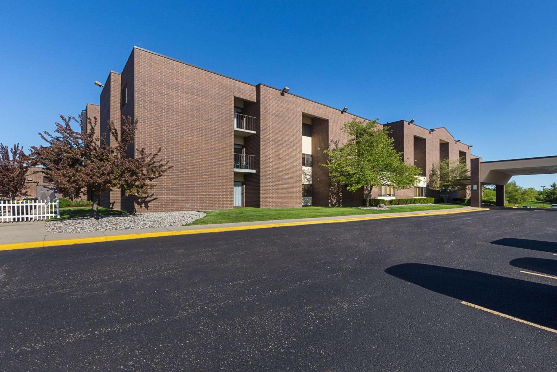 Quality Suites Lansing West photo 2
