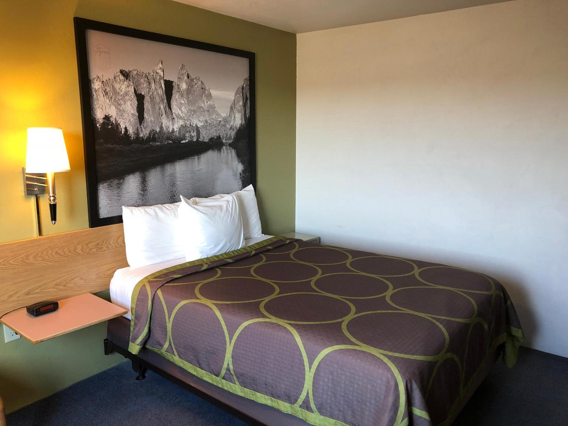 Super 8 by Wyndham Redmond photo 20