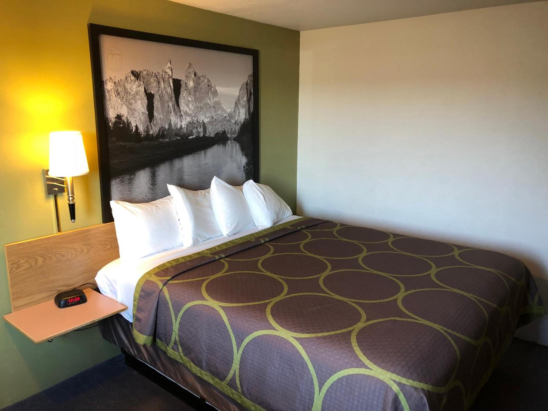 Super 8 by Wyndham Redmond photo 24