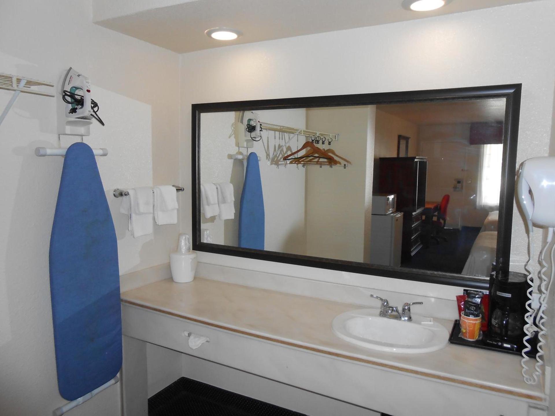 Queens Inn Anaheim photo 32