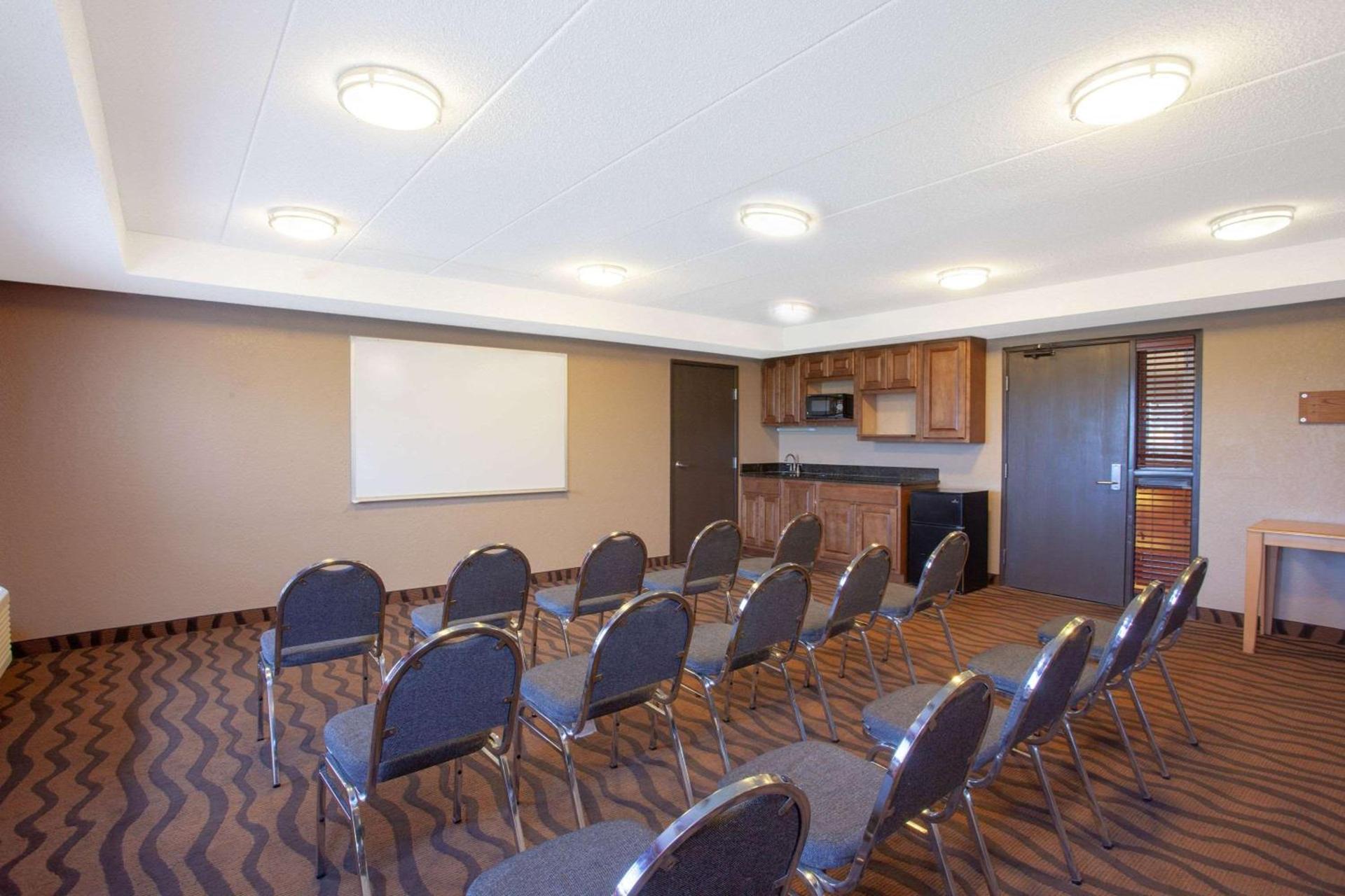 AmericInn by Wyndham Albert Lea photo 12