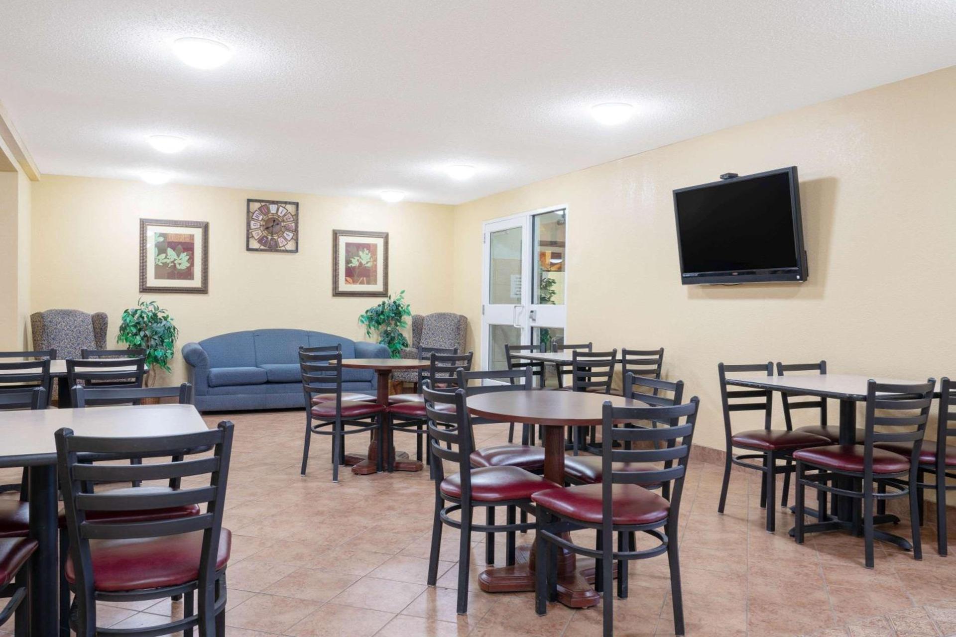 Days Inn by Wyndham Faribault photo 30