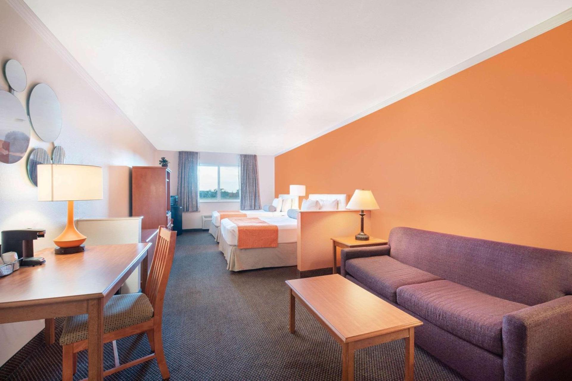 Howard Johnson by Wyndham Oacoma Hotel & Suites photo 13