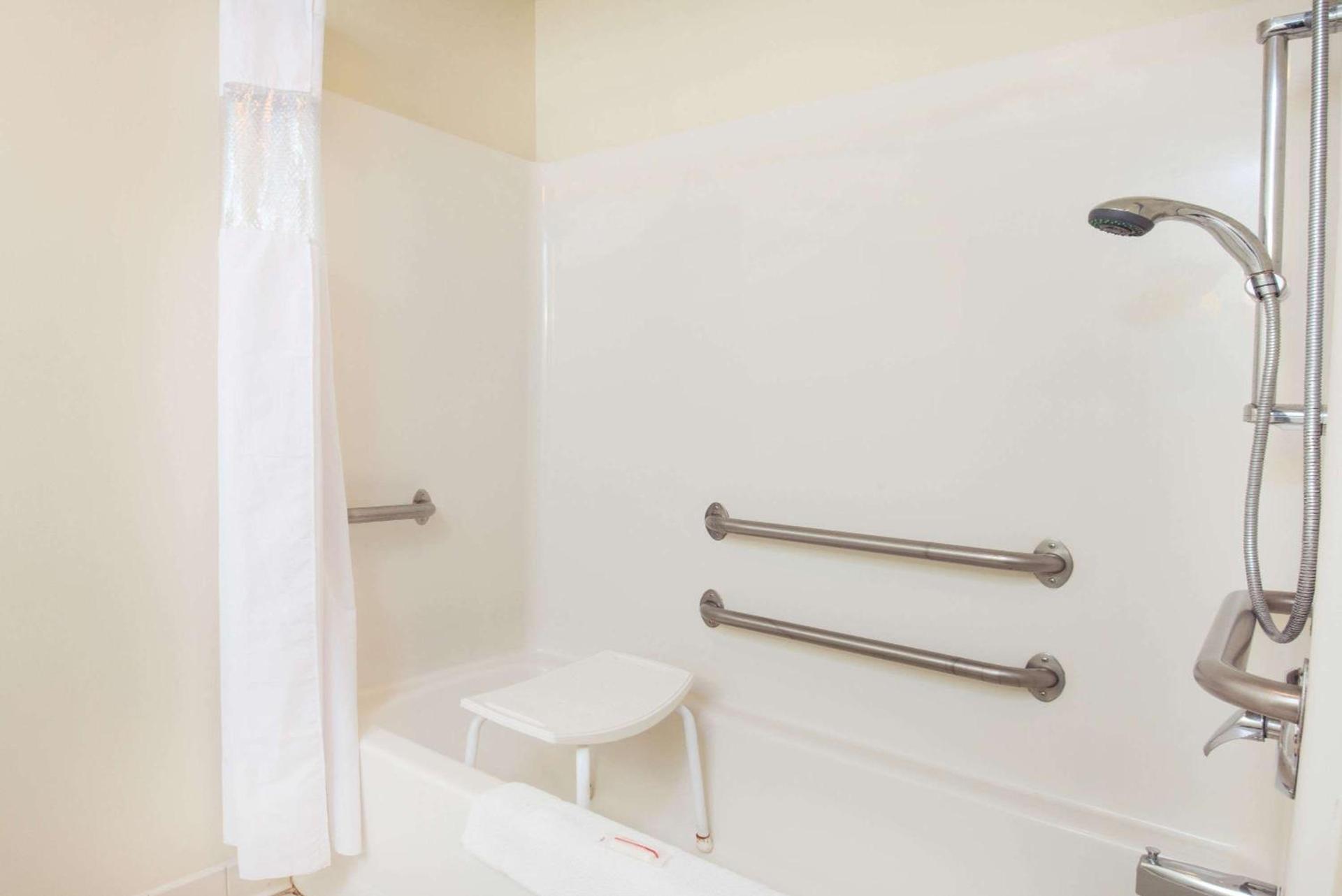 Howard Johnson by Wyndham Oacoma Hotel & Suites photo 8