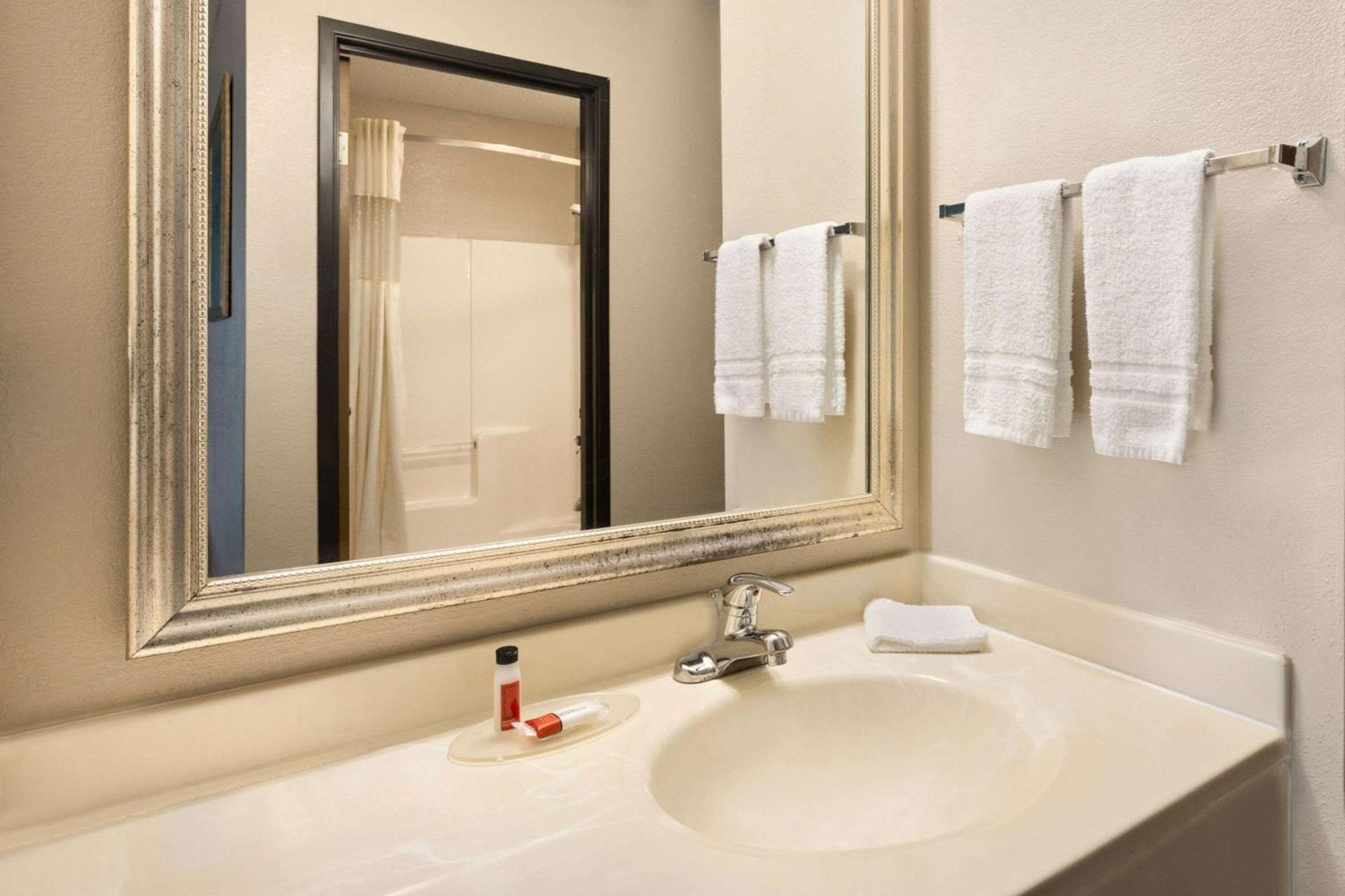 Baymont by Wyndham Warrenton photo 15