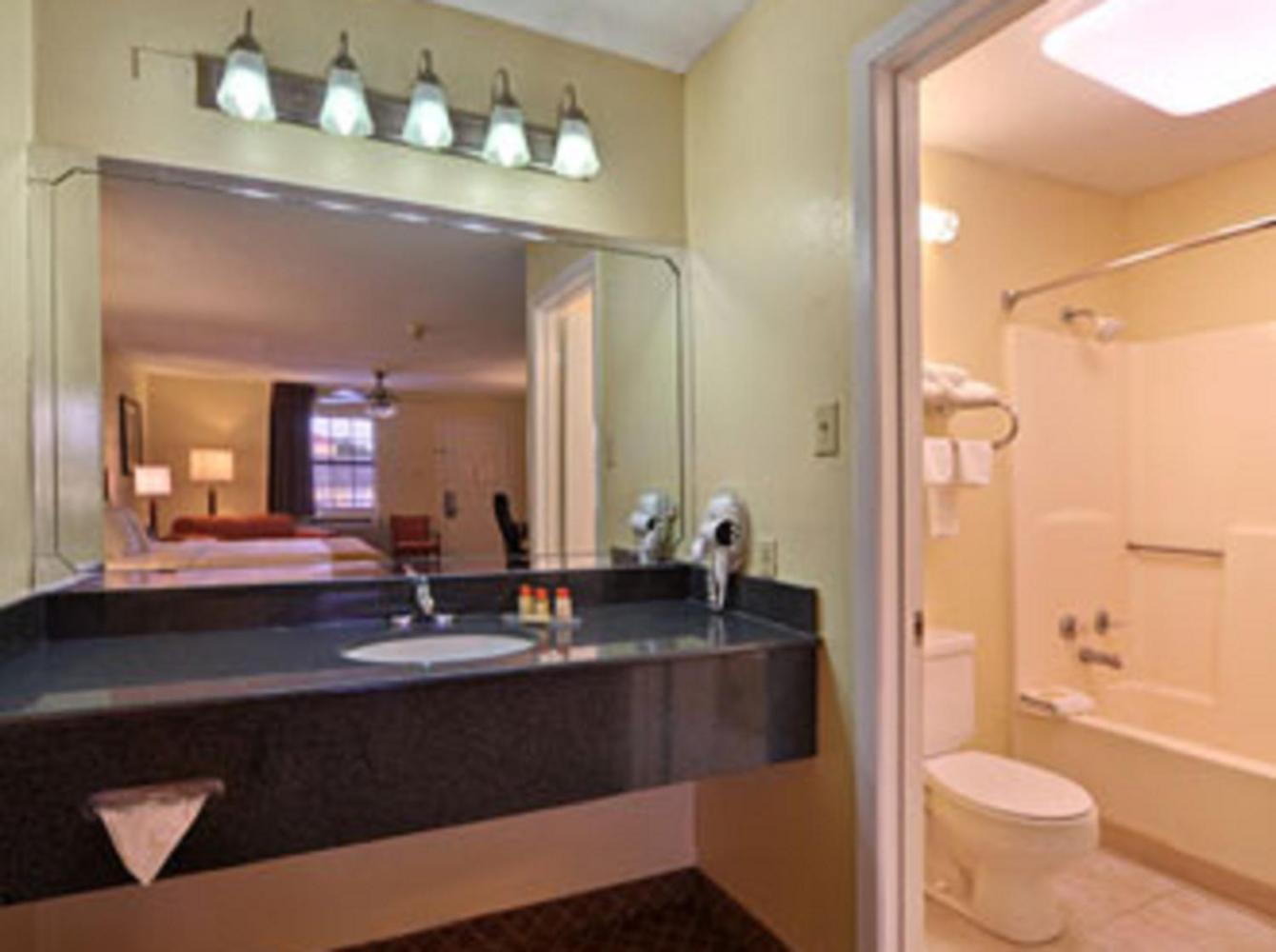 Days Inn by Wyndham Natchitoches photo 24