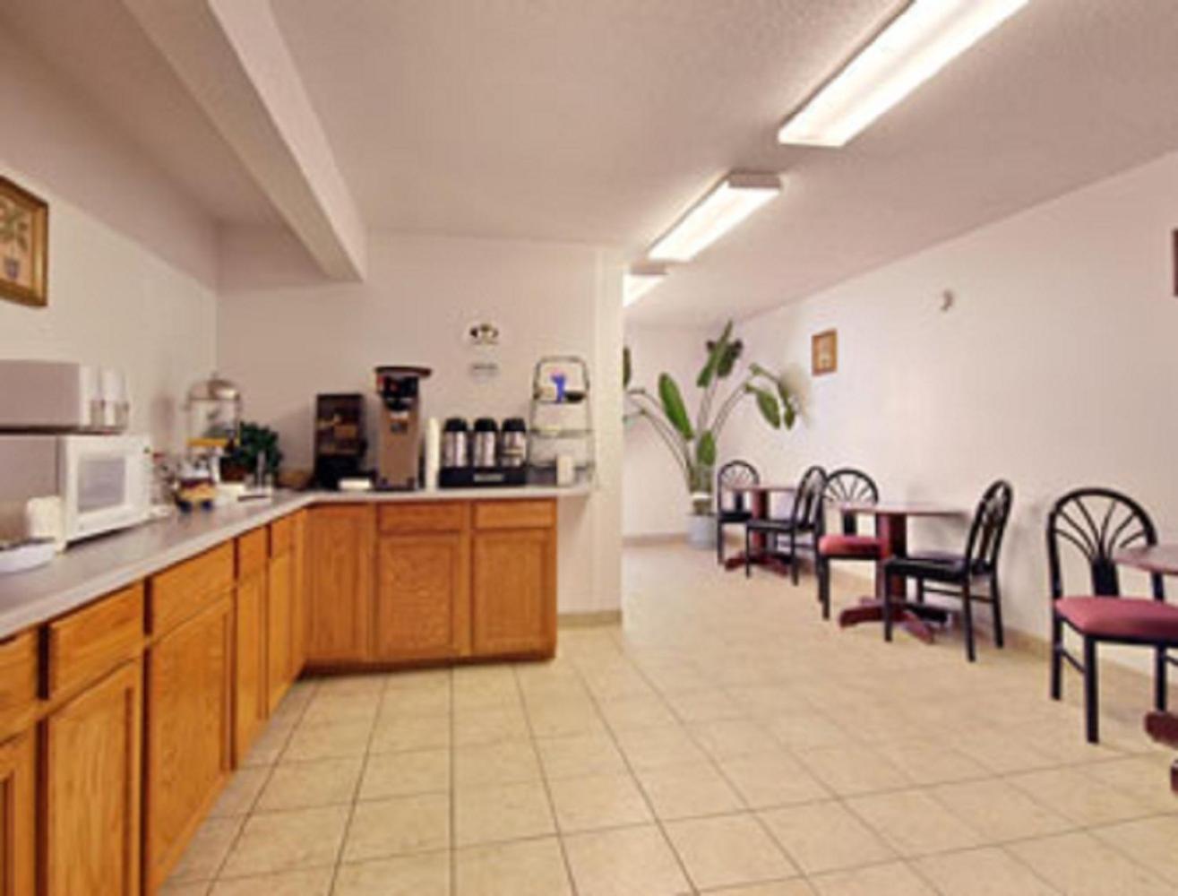 Super 8 by Wyndham Osceola IA photo 25