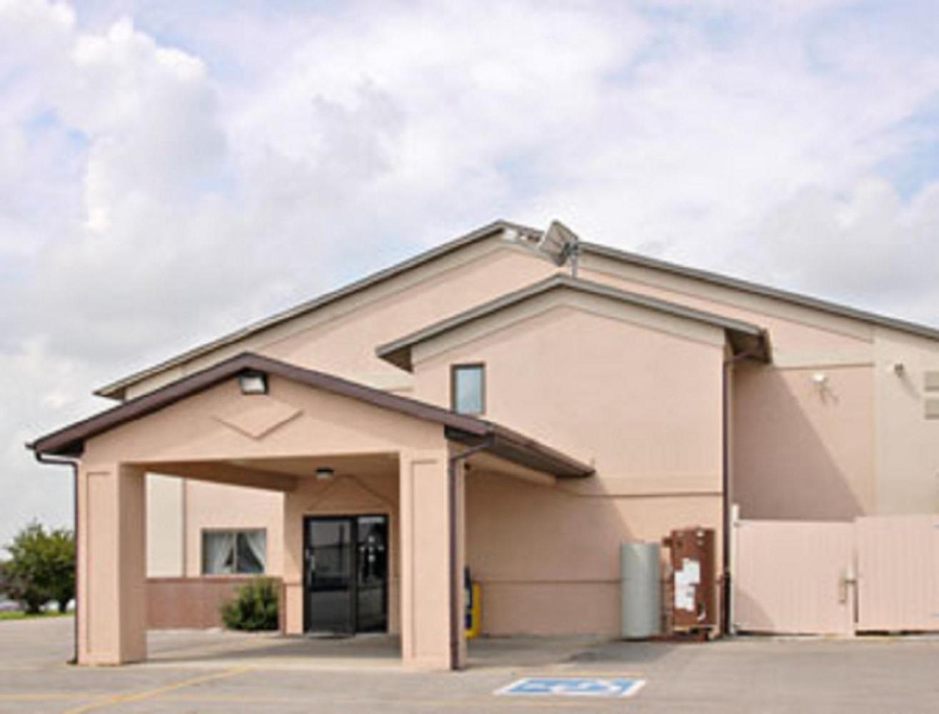 Super 8 by Wyndham Osceola IA photo 24