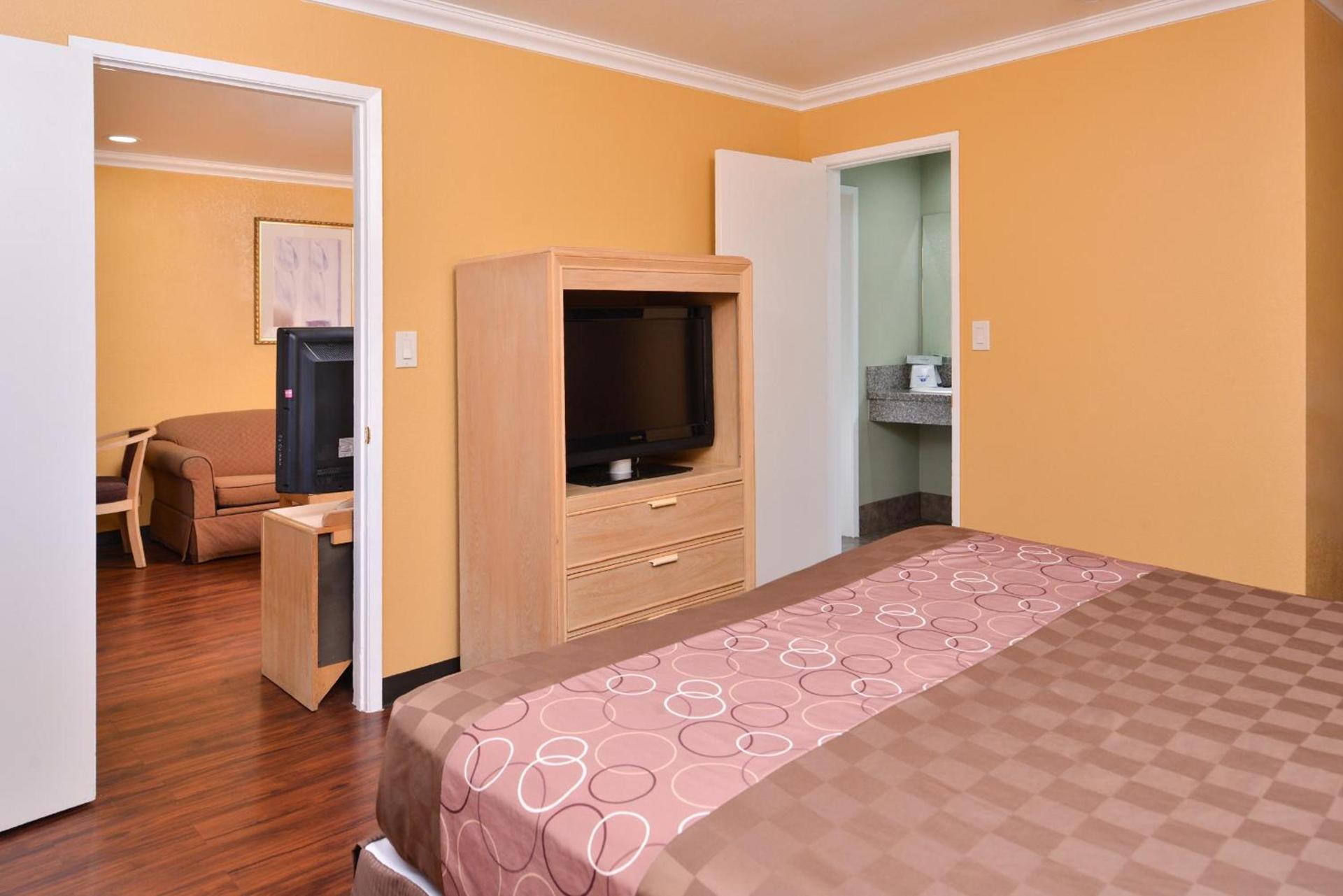 Americas Best Value Inn and Suites Clearlake photo 7