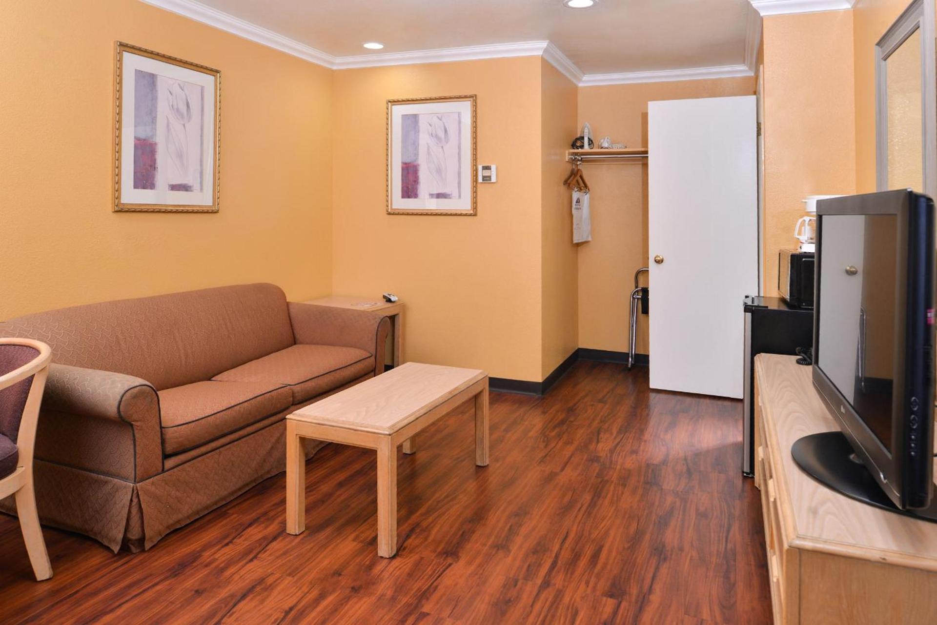 Americas Best Value Inn and Suites Clearlake photo 10