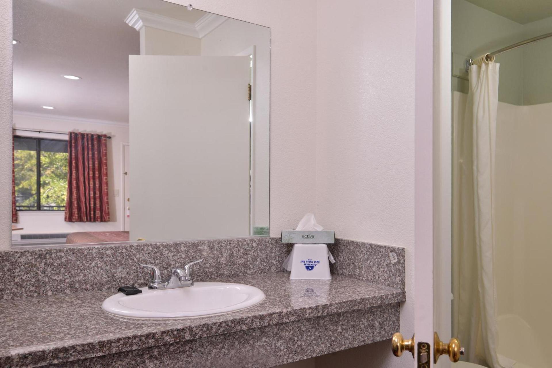 Americas Best Value Inn and Suites Clearlake photo 24