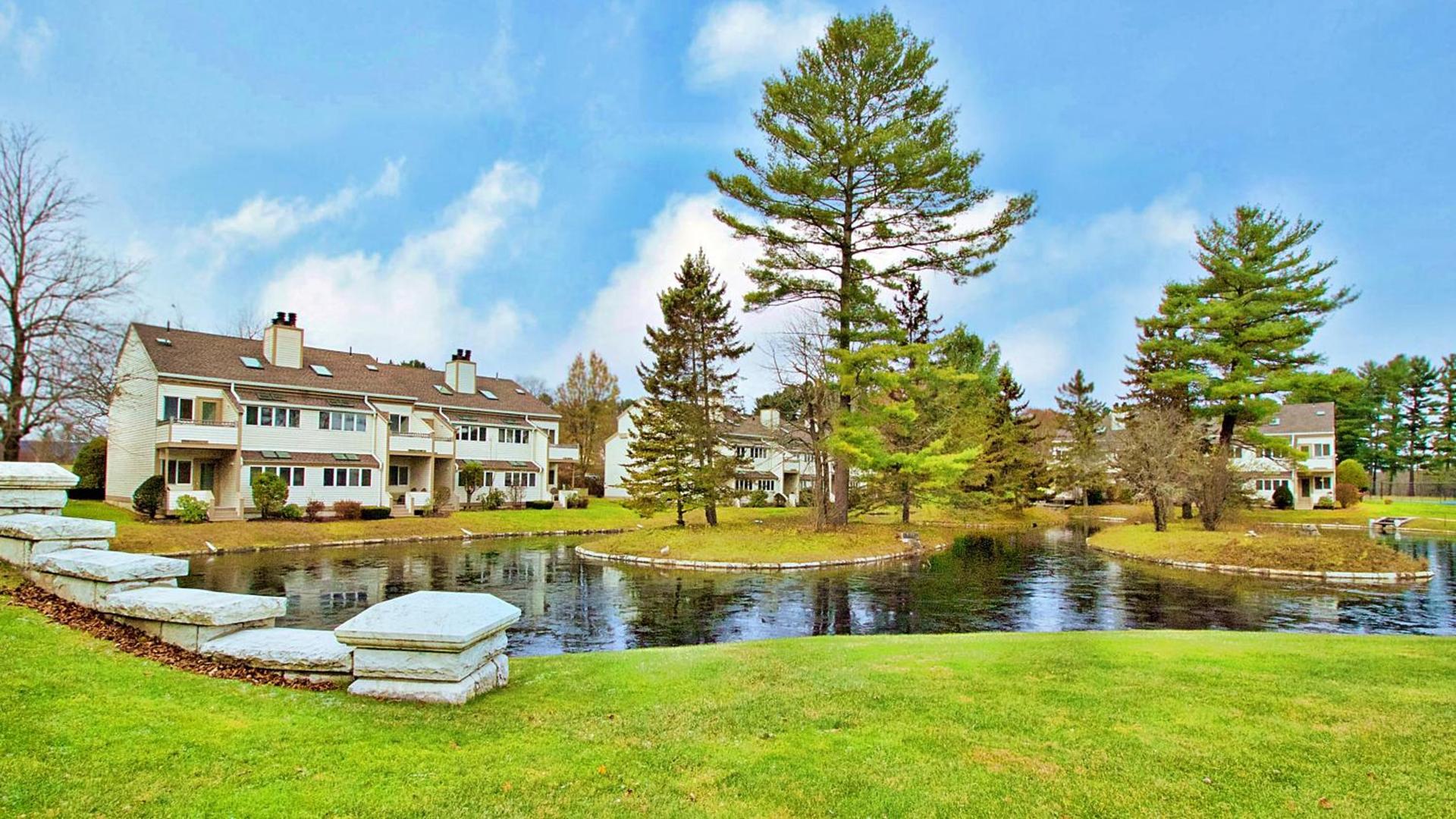 The Ponds at Foxhollow photo 3