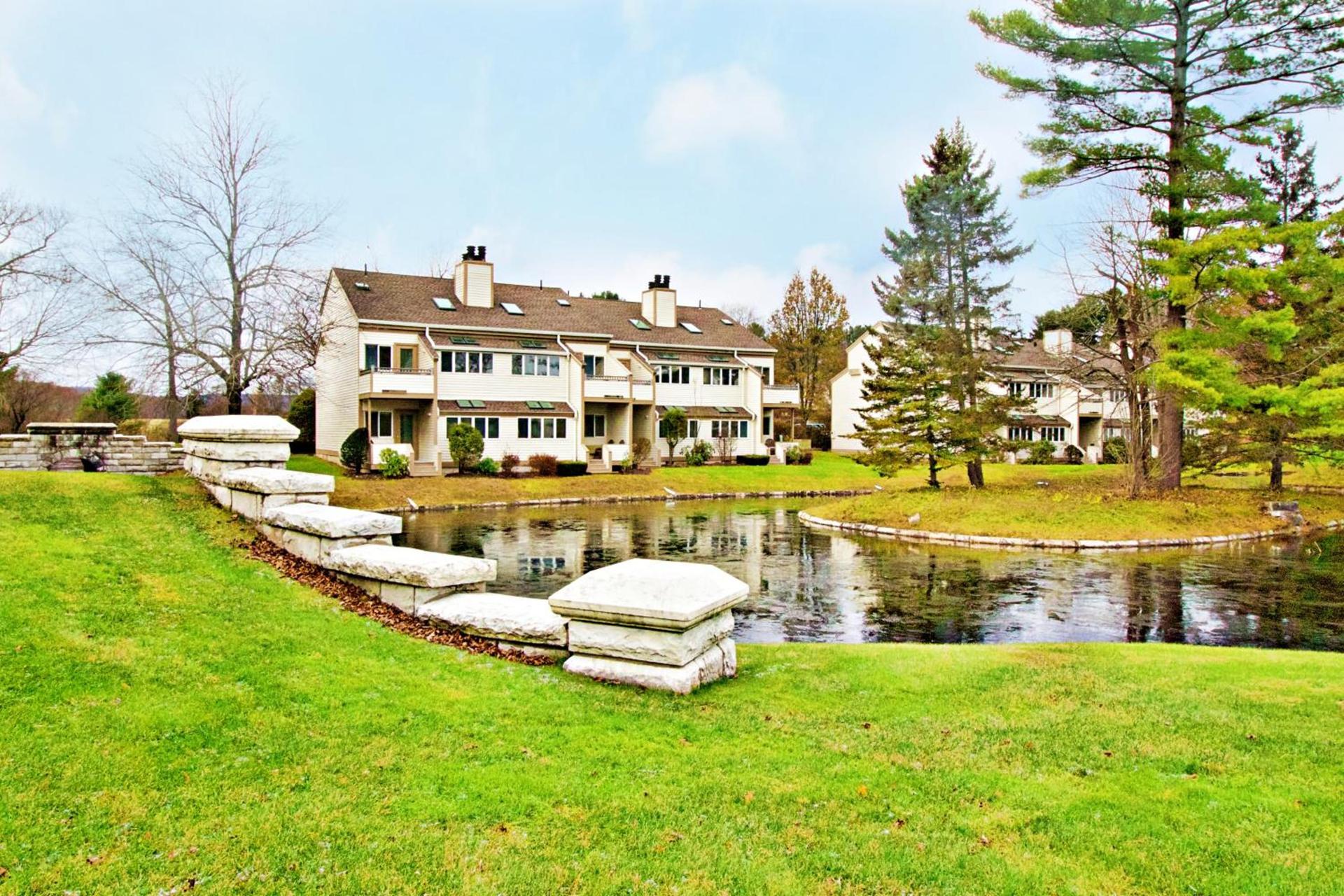 The Ponds at Foxhollow photo 4