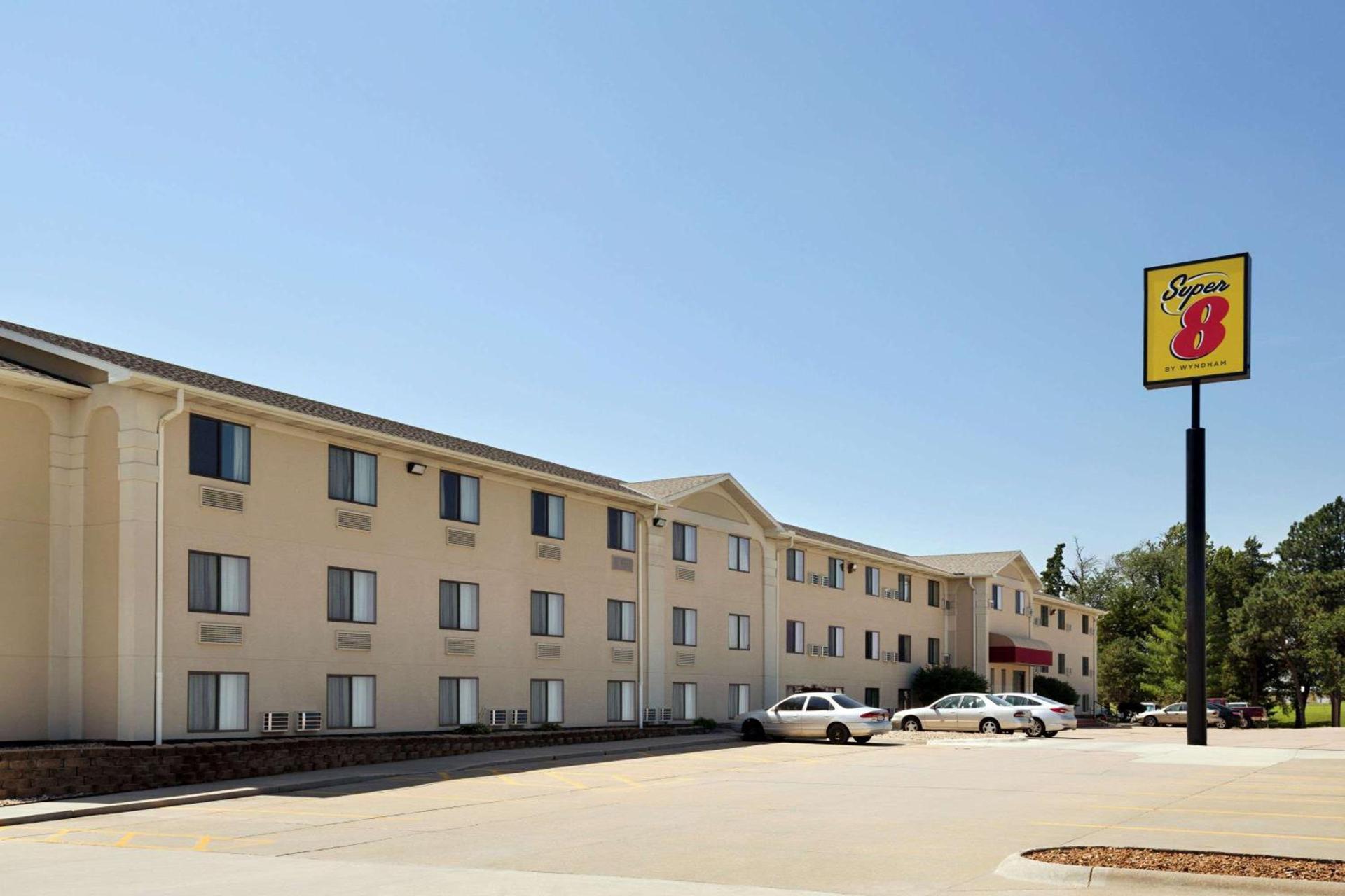 Super 8 by Wyndham Lincoln North photo 1