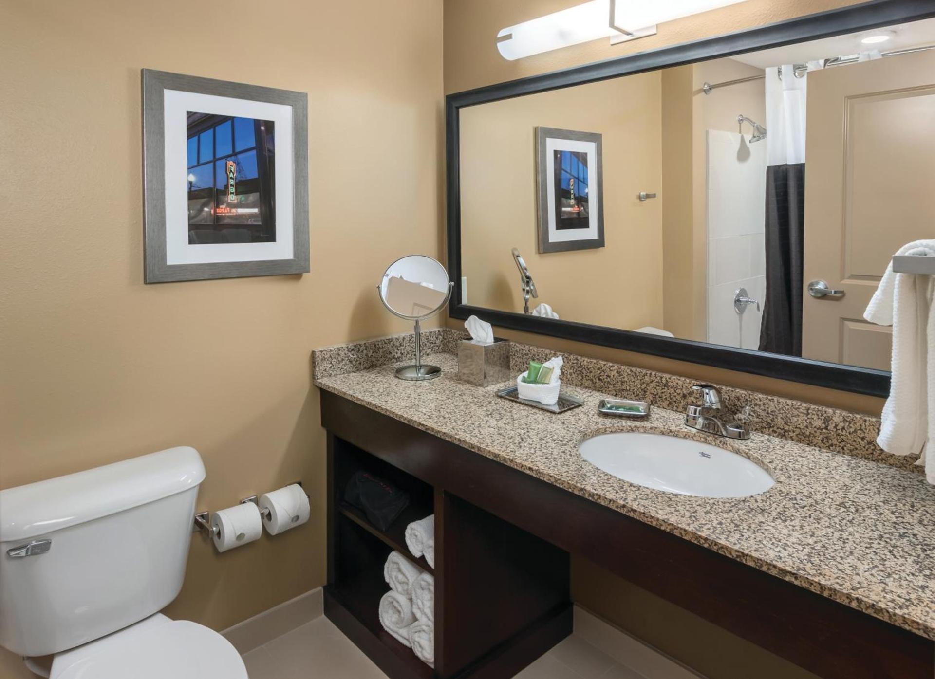 ClubHouse Hotel & Suites Fargo photo 24