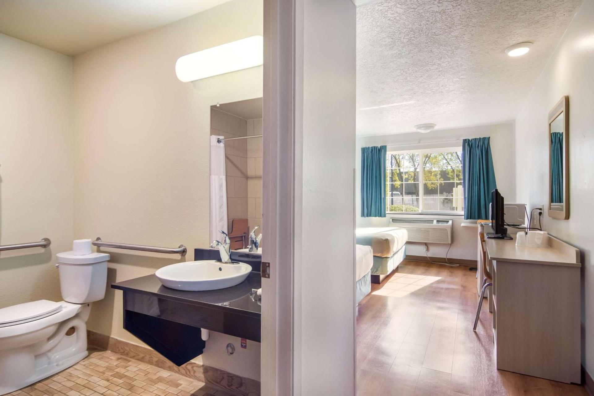 Motel 6-The Dalles, OR photo 12