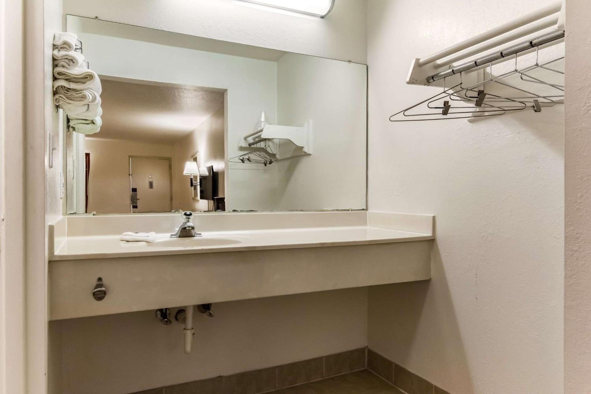 Motel 6-Raleigh, NC - Cary photo 14