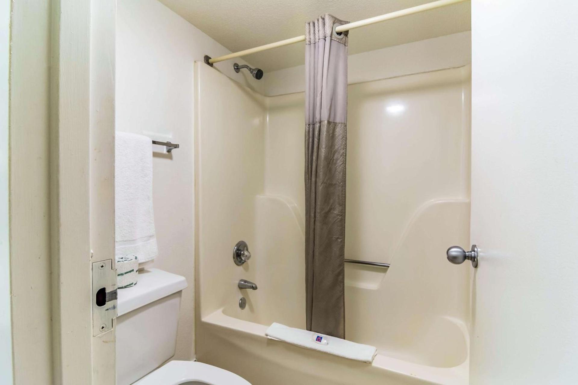 Motel 6-Raleigh, NC - Cary photo 17
