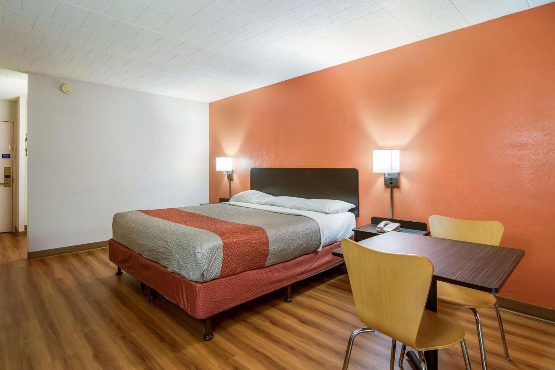 Motel 6-New Stanton, PA photo 2