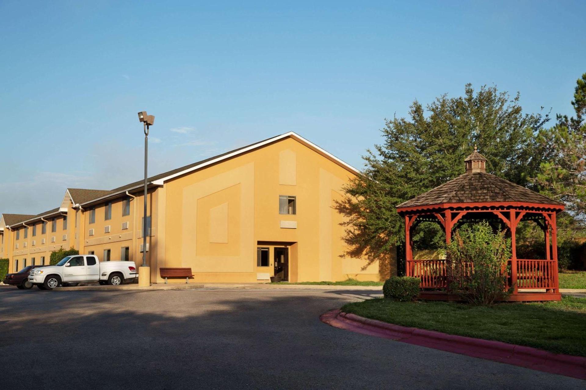 Baymont by Wyndham Hearne photo 2