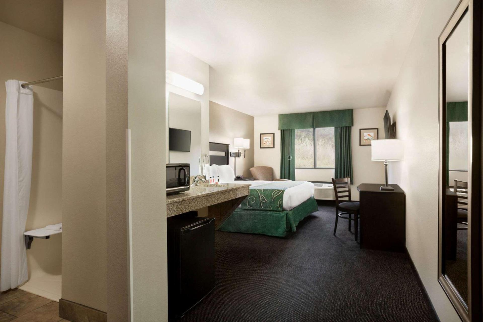 Baymont by Wyndham Hearne photo 19