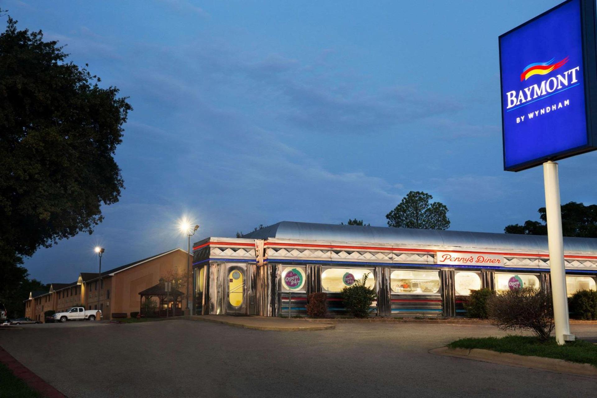 Baymont by Wyndham Hearne photo 1