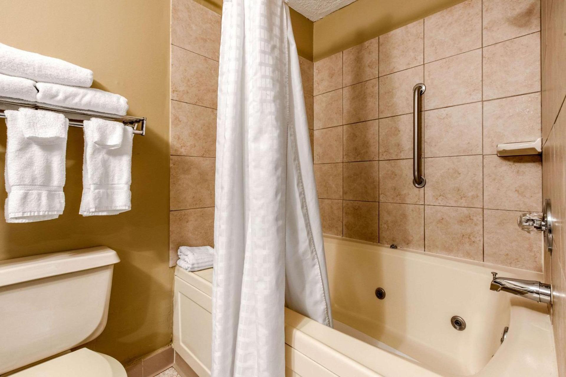 Quality Inn & Suites New Castle photo 14