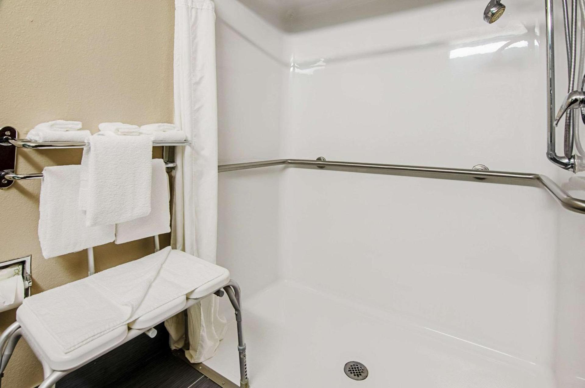 Quality Inn & Suites Bristol North photo 15