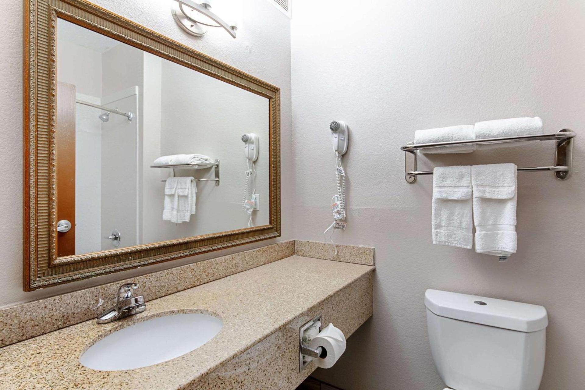 Quality Suites Austin South Street Elmo District photo 25