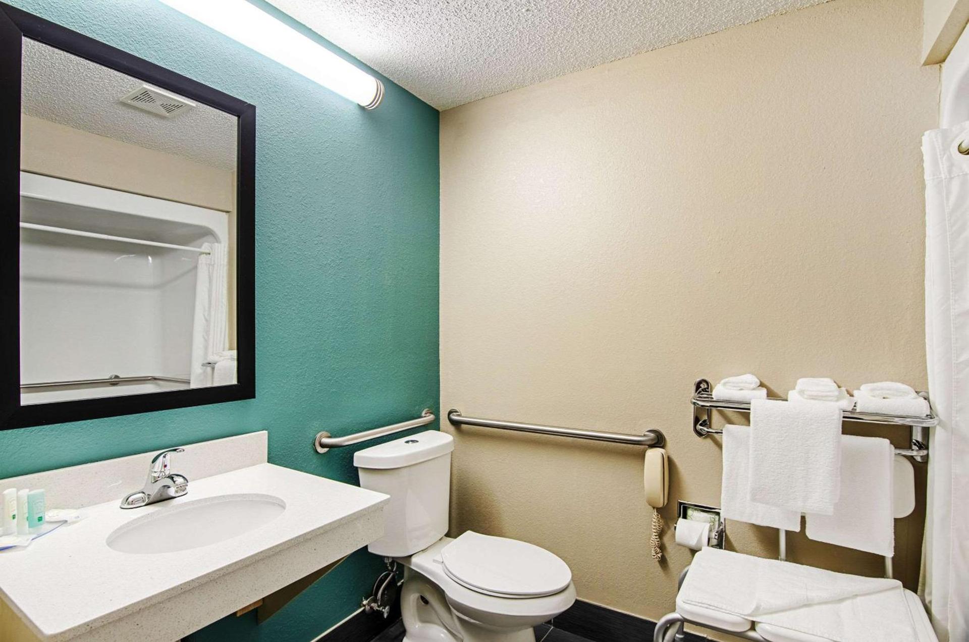 Quality Inn & Suites Bristol North photo 14