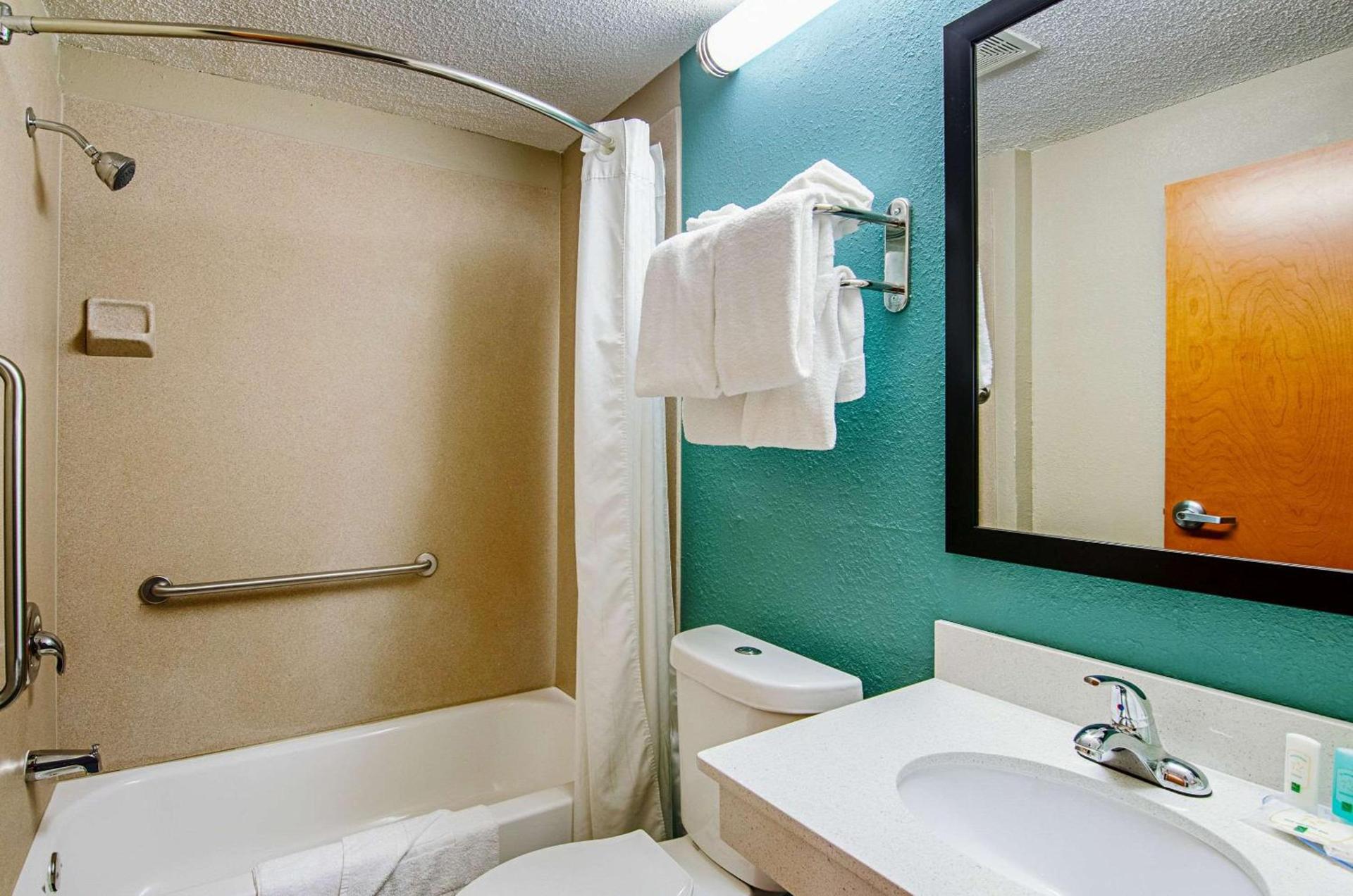Quality Inn & Suites Bristol North photo 7
