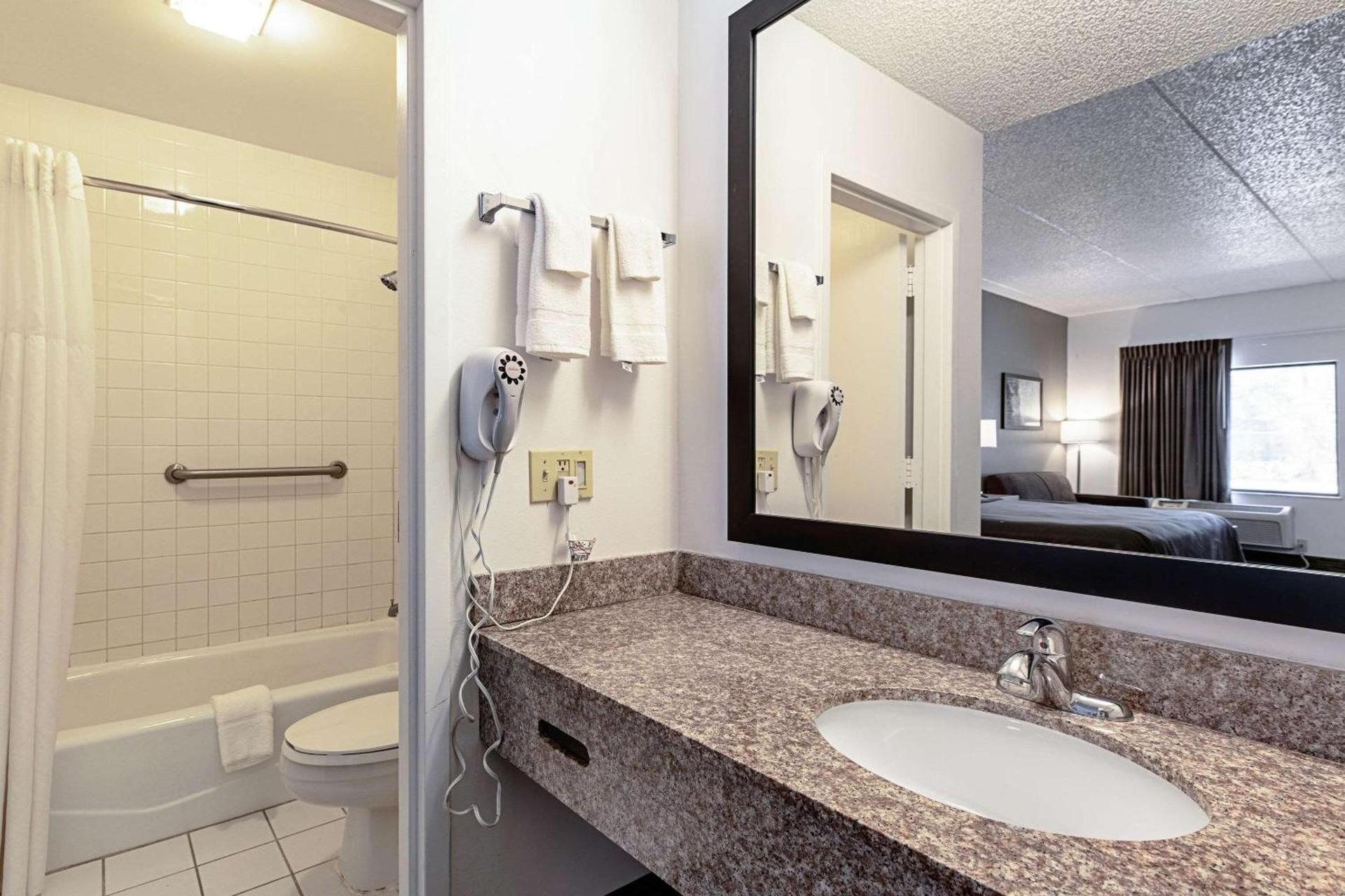 Econo Lodge Vero Beach - Downtown photo 17